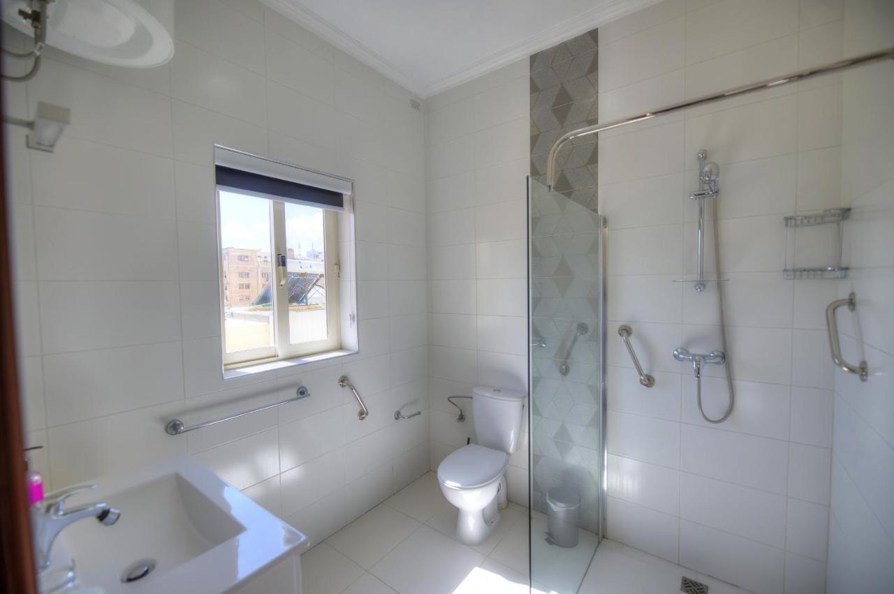 Beautifully Furnished Seafront 4 Bedrooms Goslm-4 Sliema Eksteriør bilde